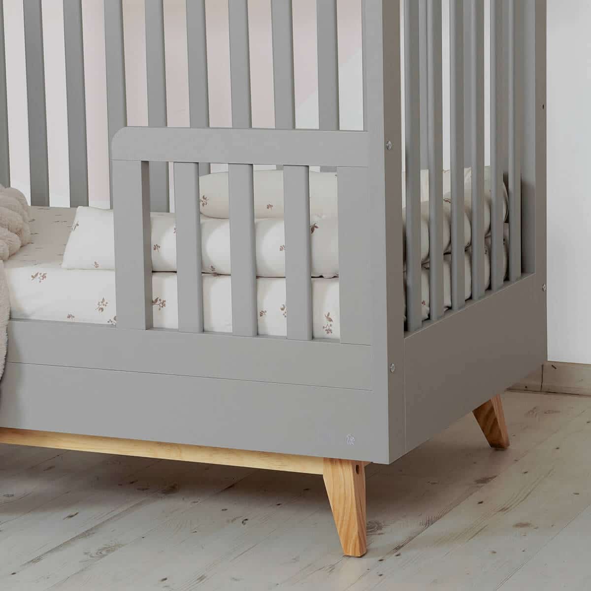 מיטת תינוק מייסון – אפור שילוב עץ – דייניז Dainy’s