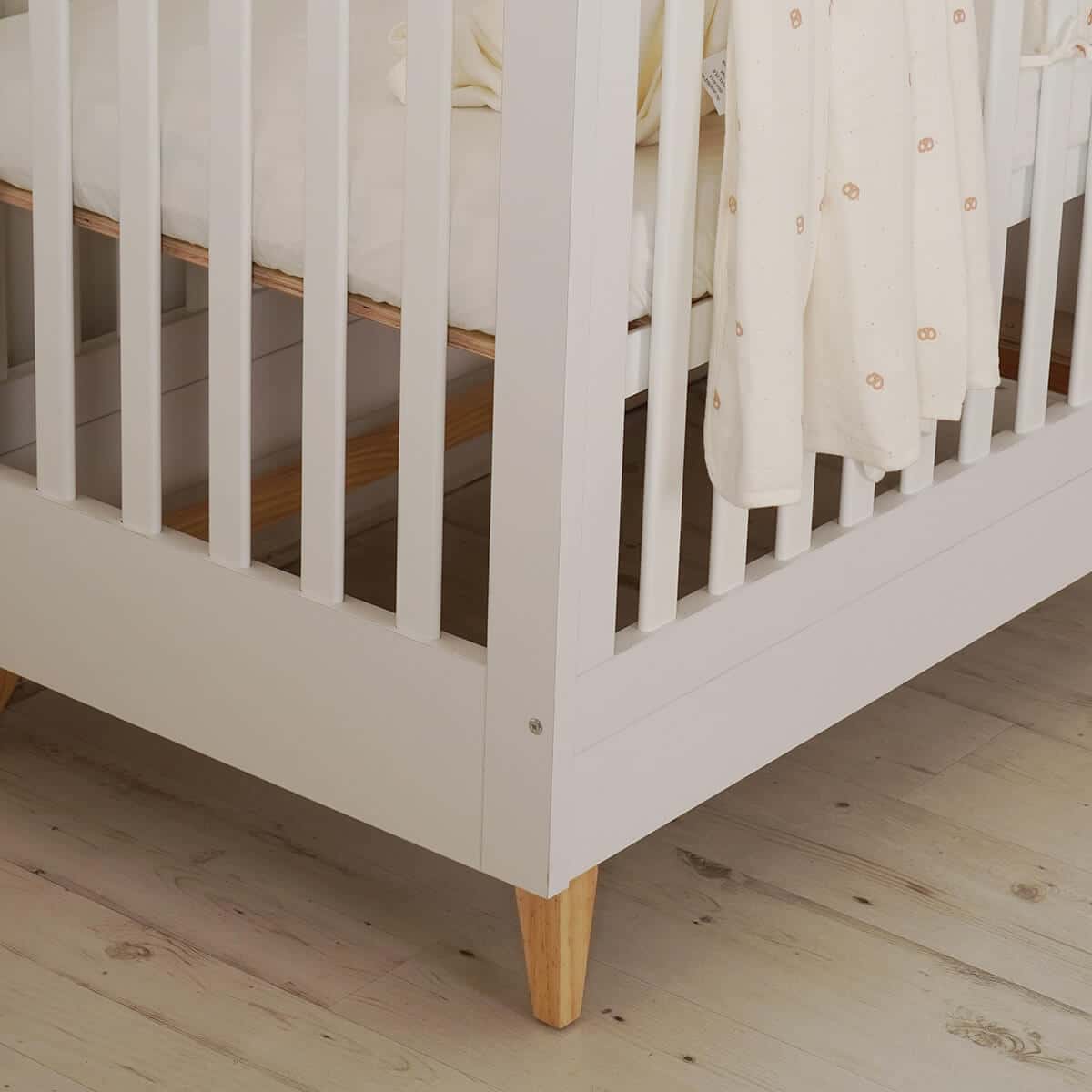מיטת תינוק מייסון – לבן שילוב עץ – דייניז Dainy’s