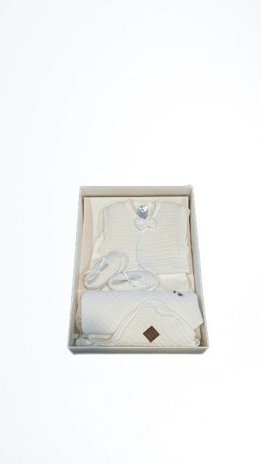 חליפה לברית עם שמיכה ונעליים מבד צבע לבן – סריגת חן