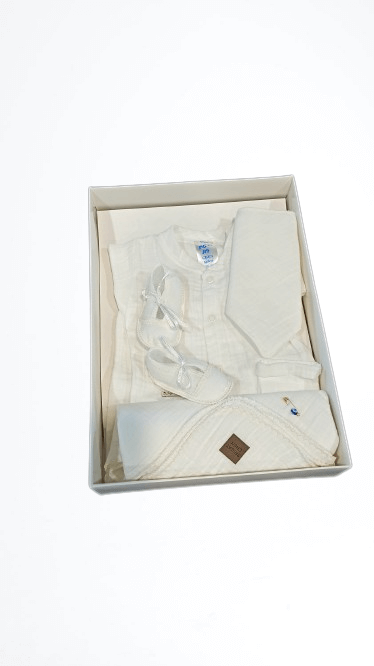 חליפה לברית עם שמיכה ונעליים מבד צבע לבן – סריגת חן