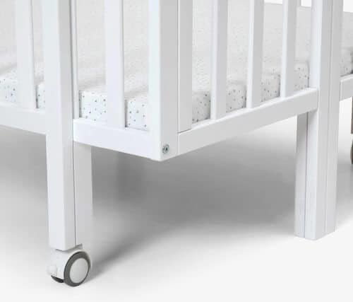 לול עץ לתינוק דגם אריאל מחוזק עם 6 רגליים כולל מזרן נושם – רהיטי טל